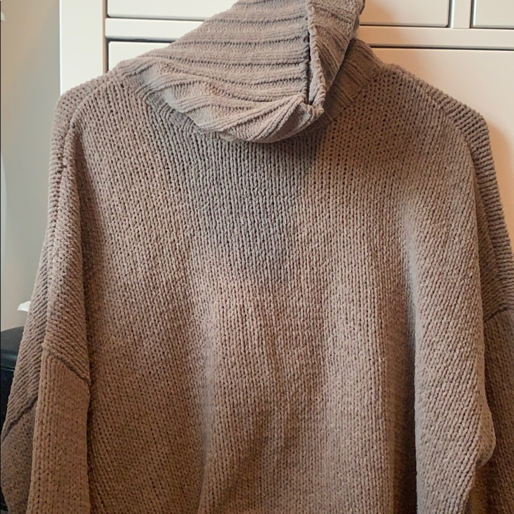 NEVER WORN AE KNIT TURTLE NECK